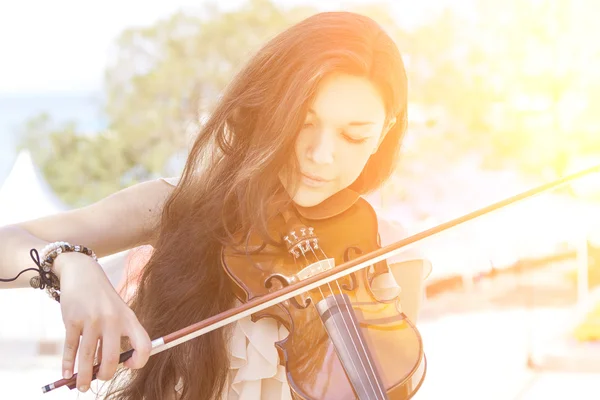 Młoda kobieta gra na skrzypcach. — Zdjęcie stockowe