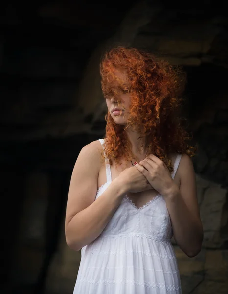 Vacker rödhårig kvinna. — Stockfoto