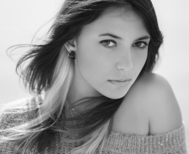 Güzel bir esmerin portresi.