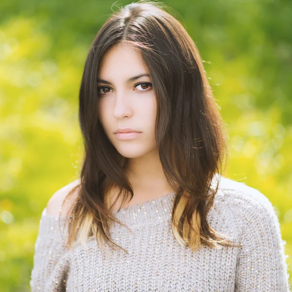 Retrato de una hermosa morena. — Foto de Stock