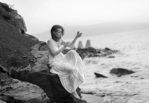 Portret kobiety, trzymając kamienie zen. — Zdjęcie stockowe