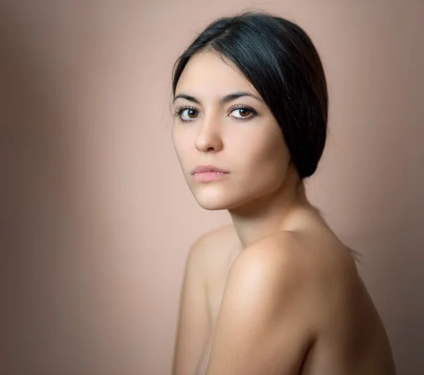 Retrato de una hermosa morena. — Foto de Stock