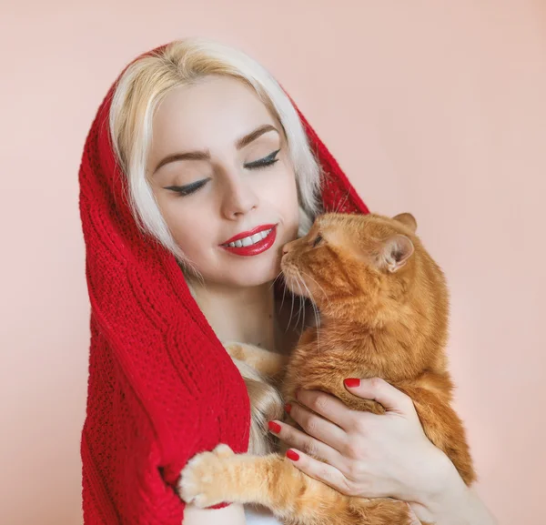 Hermosa chica y su gato . —  Fotos de Stock