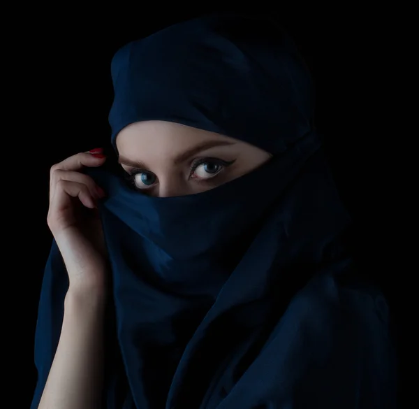 Mulher vestindo hijab . — Fotografia de Stock