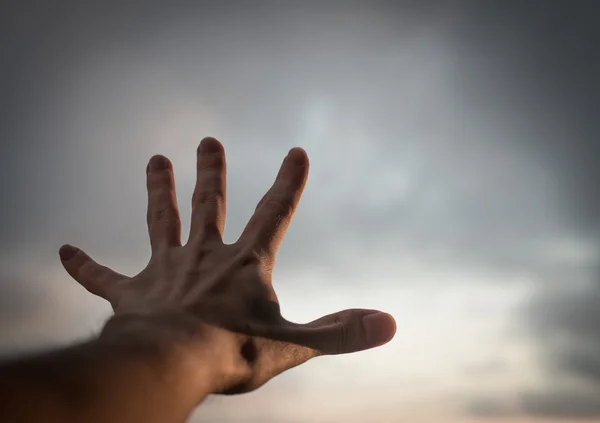 Hand att nå till himlen. — Stockfoto