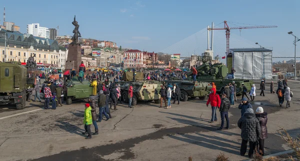 La gente camina por la plaza del pueblo . — Foto de Stock