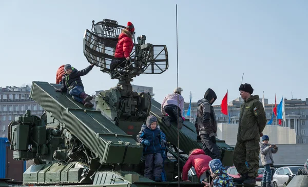Los niños juegan en el moderno vehículo blindado ruso . — Foto de Stock