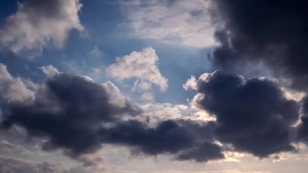 Nuvens ao pôr-do-sol . — Vídeo de Stock