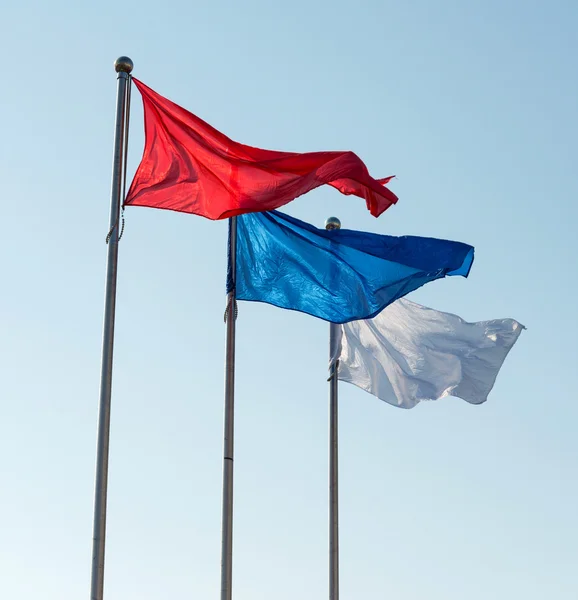 Banderas contra el cielo . — Foto de Stock