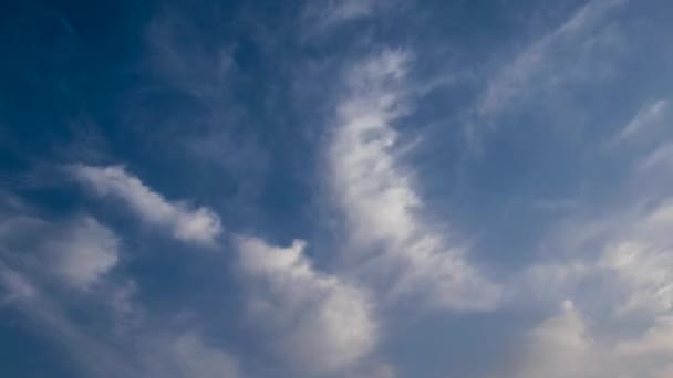 Wolken ziehen am Himmel auf. — Stockvideo