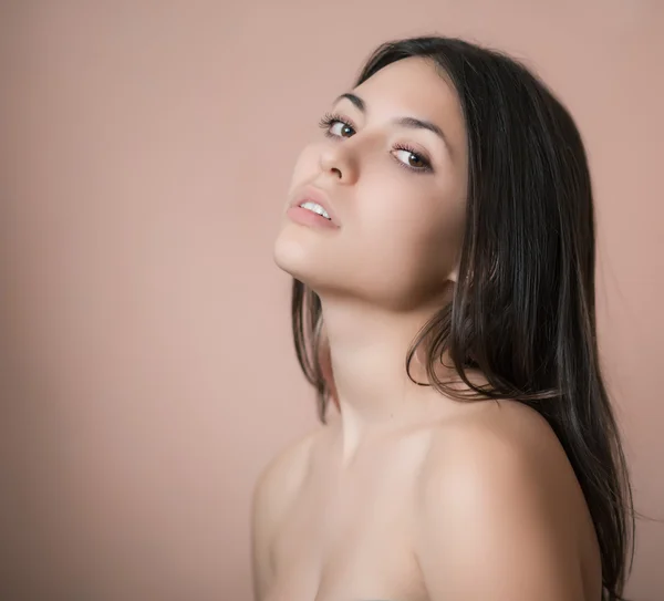 Retrato de una joven morena . —  Fotos de Stock