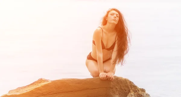 Ritratto di ragazza sullo sfondo del mare . — Foto Stock