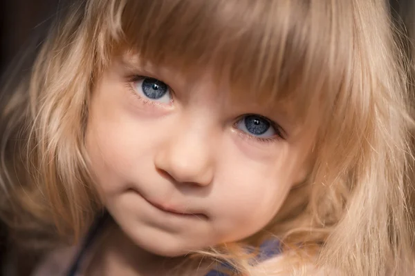 Sevimli küçük kız portresi. — Stok fotoğraf
