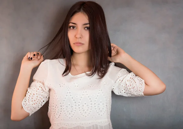 Hermosa mujer en vestido blanco. — Foto de Stock