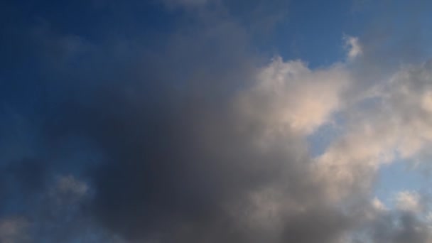 Движущиеся облака . — стоковое видео