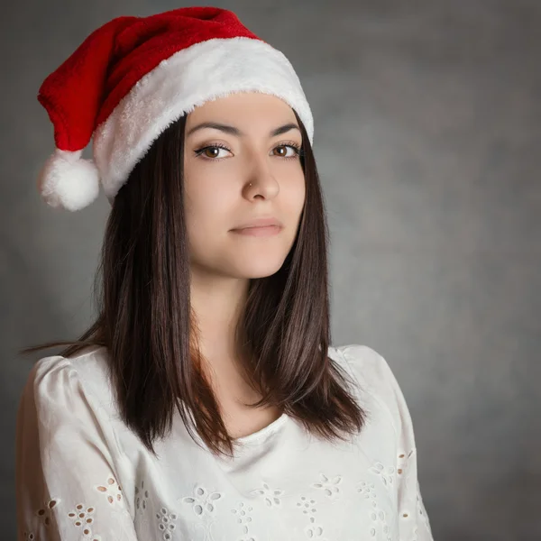 Jovem mulher em santa chapéu. — Fotografia de Stock