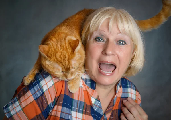 Mujer con gato rojo . —  Fotos de Stock