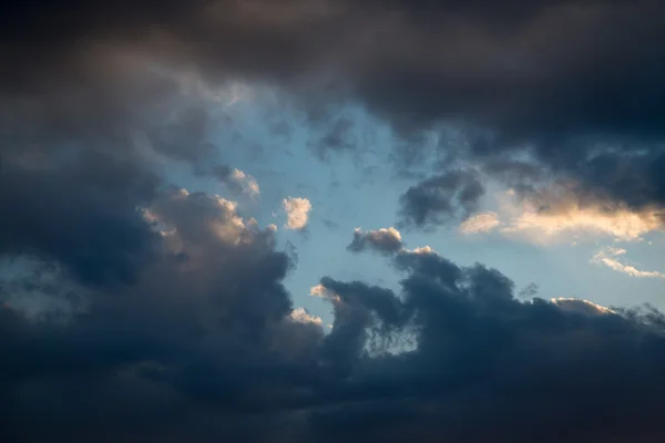 Nubes oscuras . —  Fotos de Stock