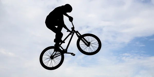 Hombre haciendo un salto en bicicleta . — Foto de Stock