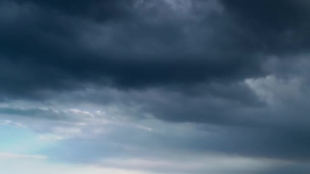 Nuvens no céu azul. — Vídeo de Stock