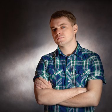 Üzgün genç adam..