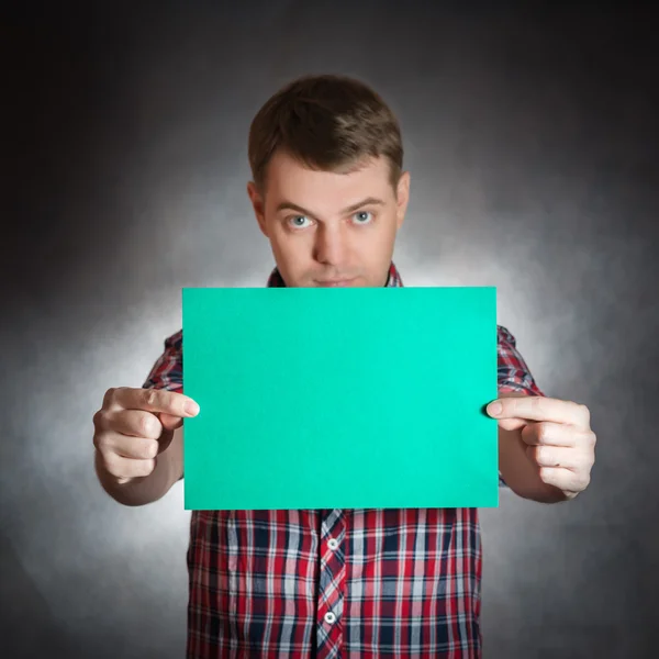 Jonge man bedrijf blanco papier. — Stockfoto