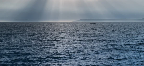 Yelkenli ile deniz manzarası. — Stok fotoğraf