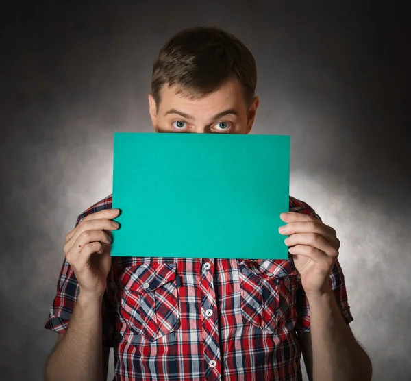 Man holding blank paper. — Stock Photo, Image