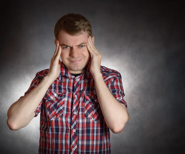 Mann leidet unter Kopfschmerzen. — Stockfoto