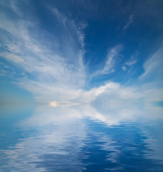 Hemel weerspiegeld in water. — Stockfoto