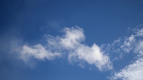 Nuvens no céu. — Vídeo de Stock