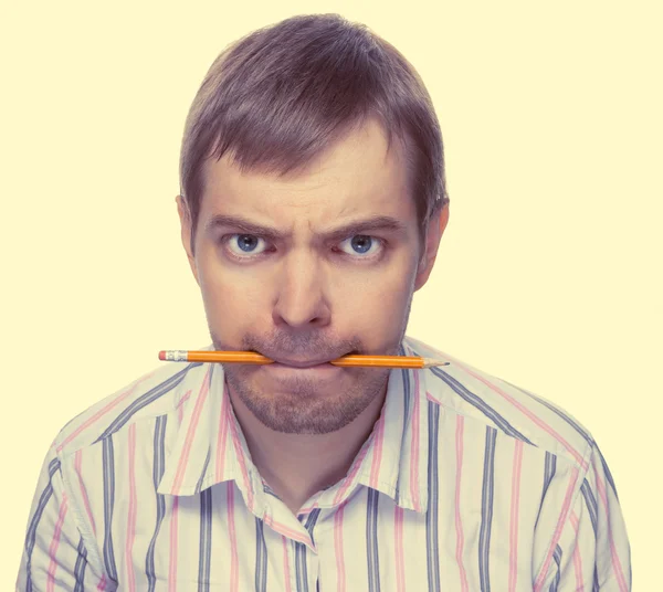 Jovem homem zangado com lápis . — Fotografia de Stock