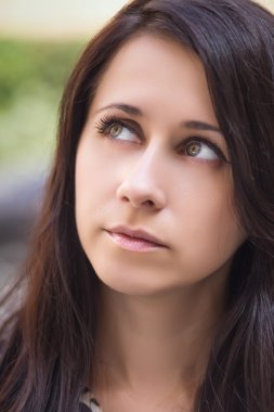 Güzel bir esmerin portresi.