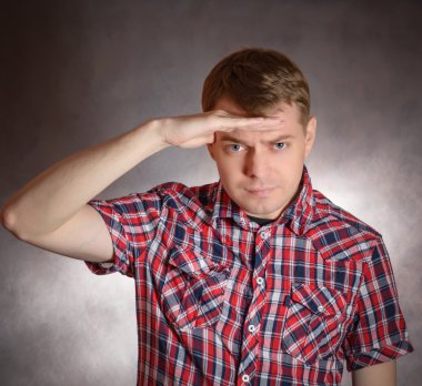 Adam mesafeye bakıyor..