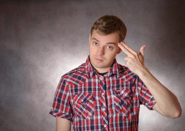 Adam headshot parmaklarıyla gösterir..