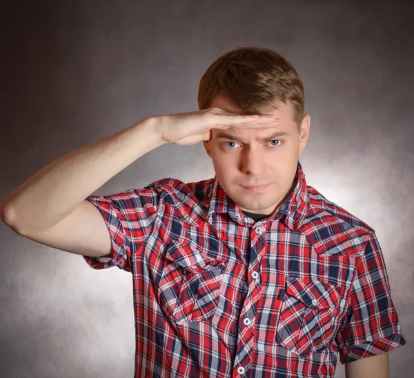 Adam mesafeye bakıyor..