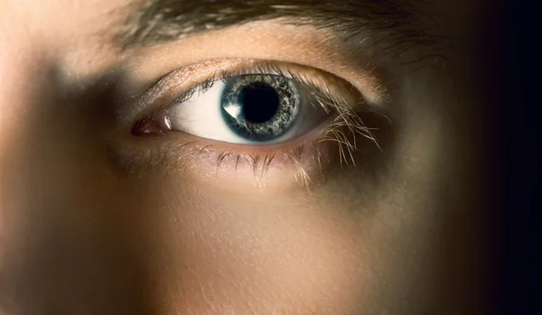 Hombre ojo con lente de contacto . — Foto de Stock