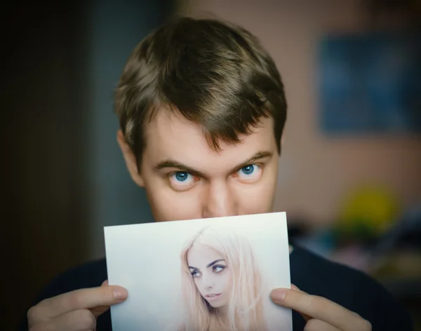 Hombre sosteniendo una foto de una chica . — Foto de Stock