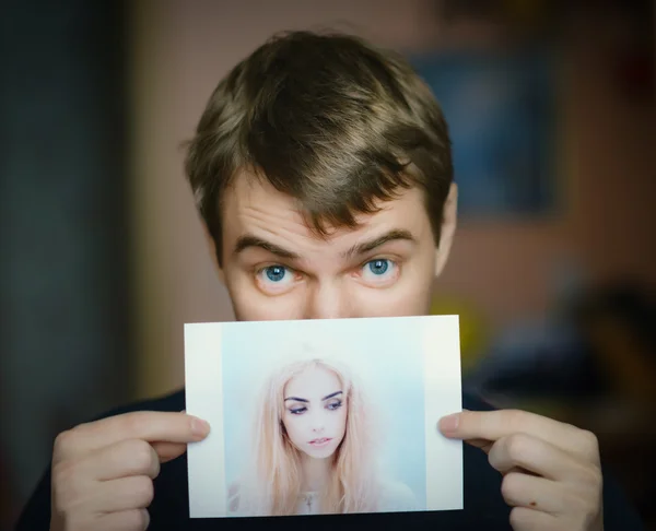 Hombre sosteniendo una foto de una chica . —  Fotos de Stock