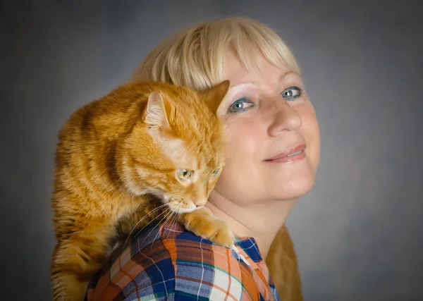Mujer abrazando a su gato rojo . —  Fotos de Stock