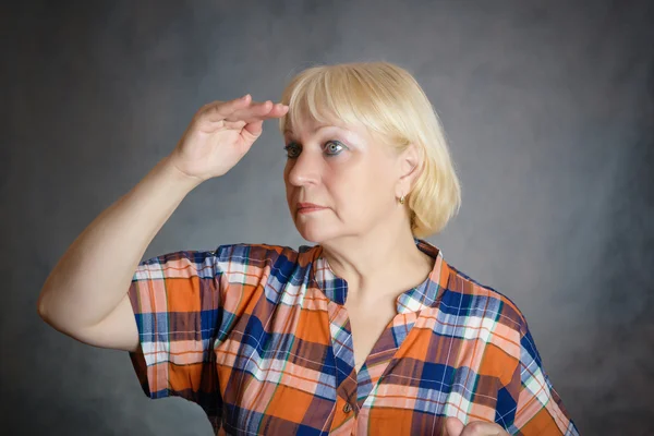 Vrouw op zoek veel. — Stockfoto