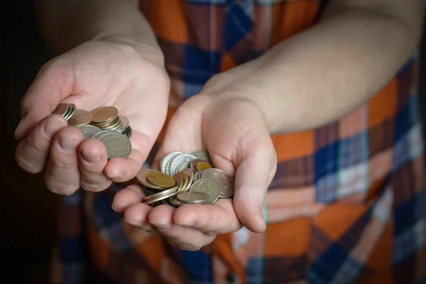 Handen met munten. — Stockfoto