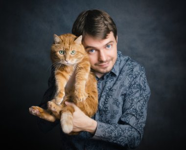 Adam ile kırmızı kedi.