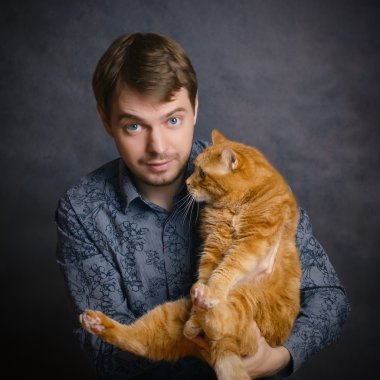 Adam ile kırmızı kedi.