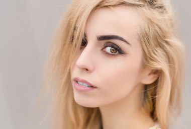 Sarışın bir kızın portresi..