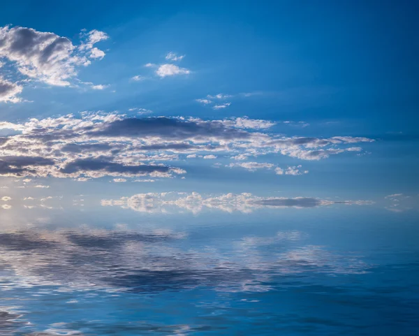 Hemel weerspiegeld in water. — Stockfoto