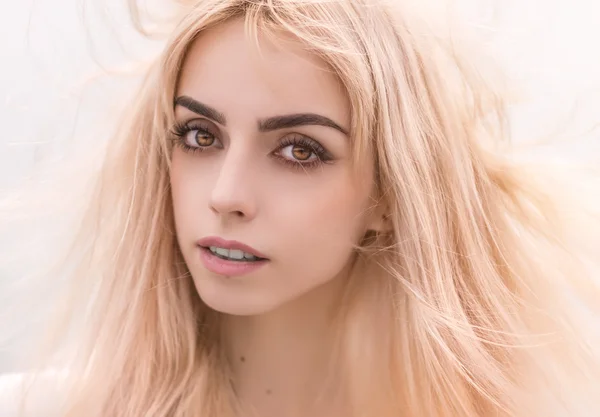 Porträt eines blonden Mädchens. — Stockfoto