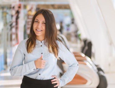 Genç bir kadın başparmağını kaldırıyor..