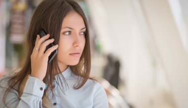 Telefonda konuşan kadın..