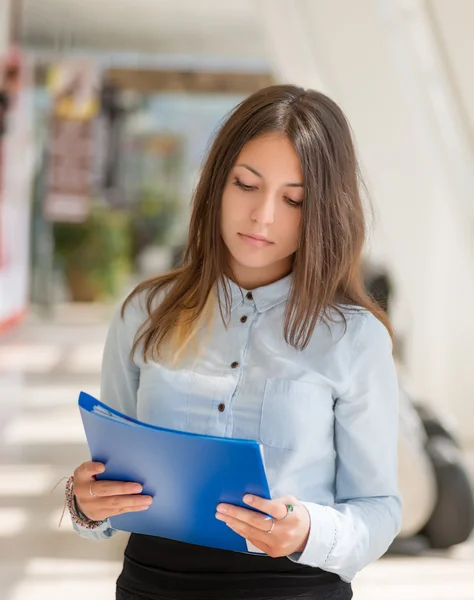 Woman with folder. — Stock Photo, Image